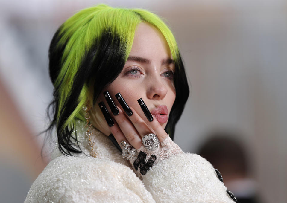 En esta foto del 9 de febrero del 2020, la cantante Billie Eilish llega a la ceremonia de los premios Oscar en Los Angeles. Billie Eilish recibió 12 nominaciones a los Premios Billboard de la Música, anunciaron dick clark productions y NBC el martes 22 de septiembre del 2020. (AP Foto/John Locher, Archivo)