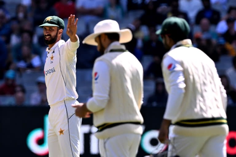 Pakistan captain Shan Masood (L) gestures to his players on the fourth day of the second cricket Test match against Australia (William WEST)