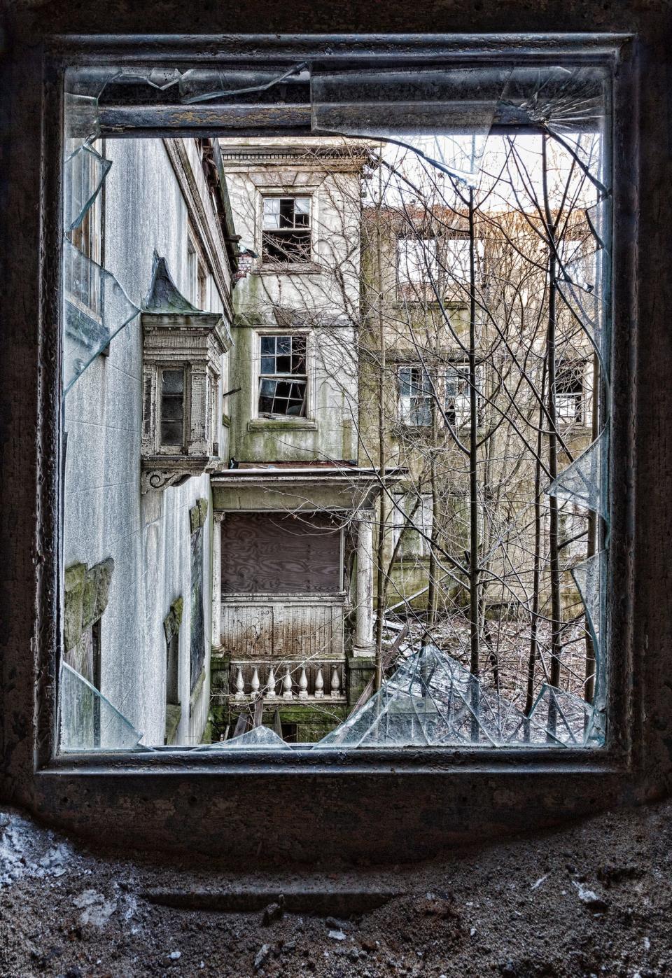 Richard Lewis_McNeal Mansion Looking Out