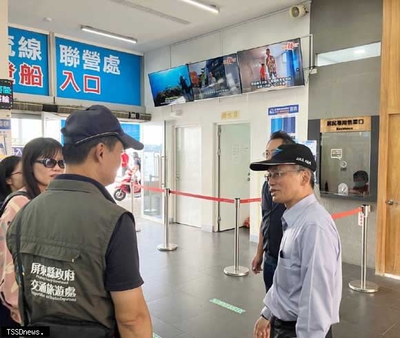 航港局副局長劉志鴻視察屏東東港旅運中心。（圖：交通部航港局提供）