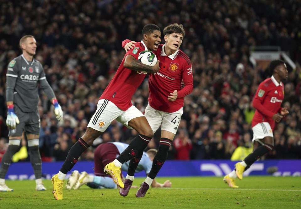 Marcus Rashford y Alejandro Garnacho, del Manchester United, festejan un gol durante el encuentro de la Copa de Liga ante el Aston Villa, el jueves 10 de noviembre de 2022 (AP Foto/Dave Thompson)