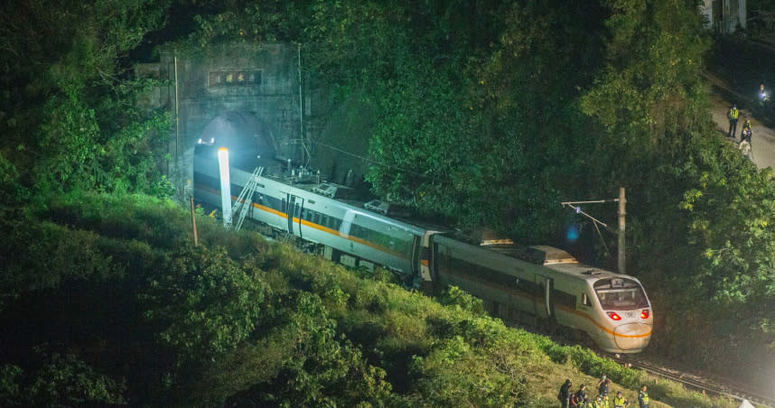 台鐵太魯閣出軌重大事故，引發各界愛心湧入，即日起至4月底，免收跨行交易手續費。（圖∕黃威彬攝）