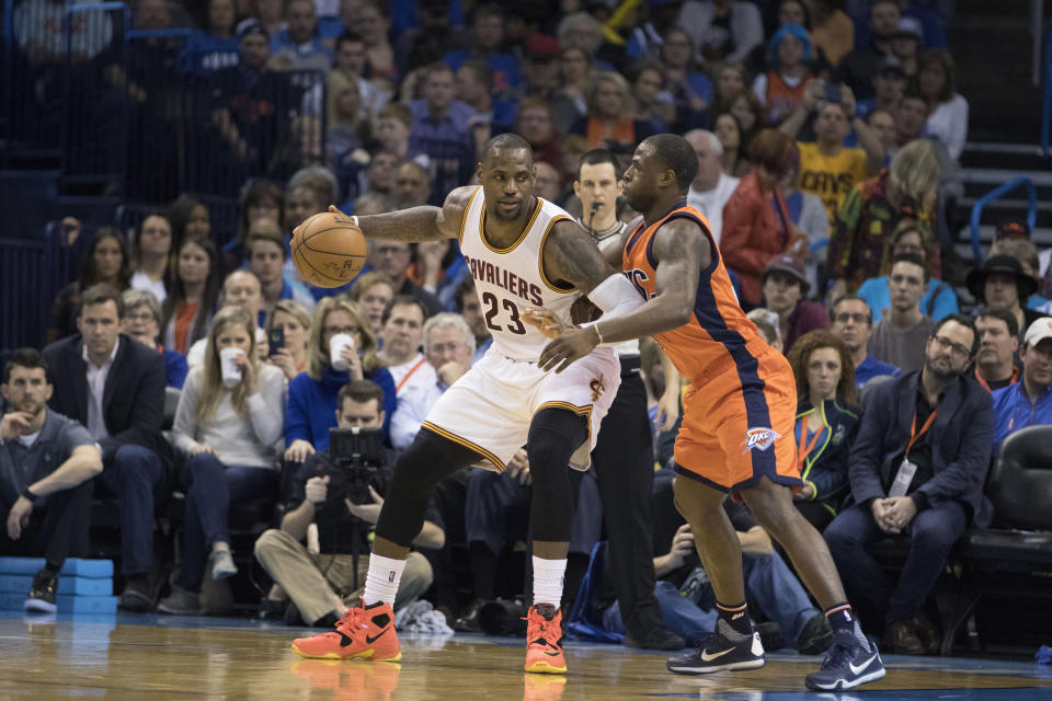 昔日LeBron James（圖左持球者）與Dion Waiters對戰。（Photo by J Pat Carter/Getty Images）