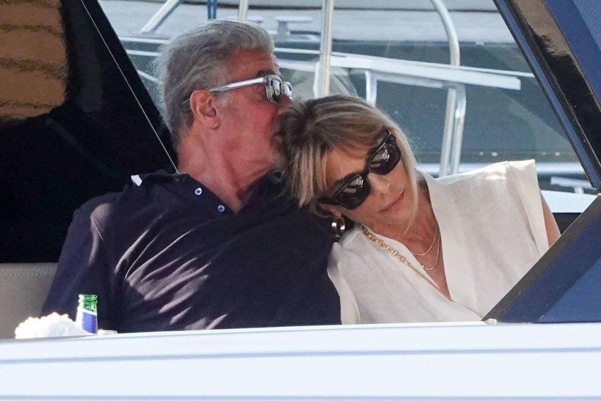 Sylvester Stallone e Jennifer Flavin condividono un PDA mentre fuggono dall’Italia dopo che il loro divorzio è stato annullato