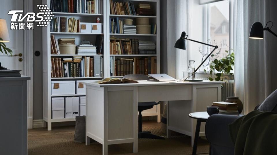 「HEMNES書桌/工作桌」現折五千元，特價只要7990。（圖／IKEA提供）