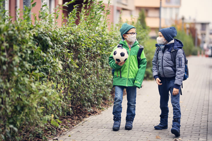 Escuelas y coronavirus, ¿deben permitir las mascarillas o que los alumnos falten?