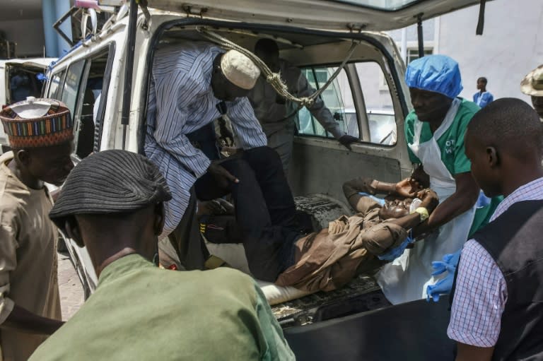 Une personne blessée est transportée à l'hôpital de Maiduguri après un attentat suicide, le 29 juin 2024 au Nigeria (Audu MARTE)