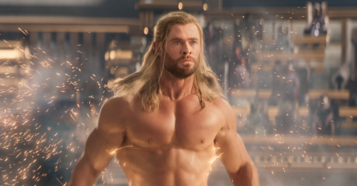 1200px x 625px - Chris Hemsworth shows off naked body in Thor 4 trailer