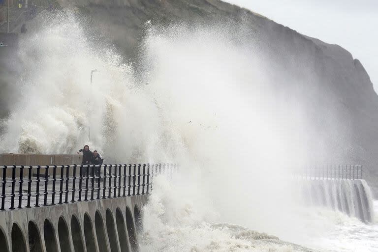 La gente trata de ponerse a salvo en Folkestone, Inglaterra, al paso de la tormenta Ciaran 