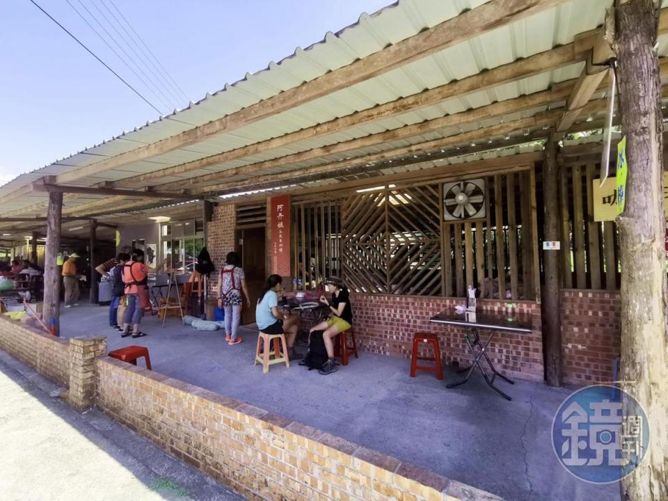 紅磚木樑內是廚房，是阿丹姐展現手藝的地方，客人坐在騎樓外用餐。