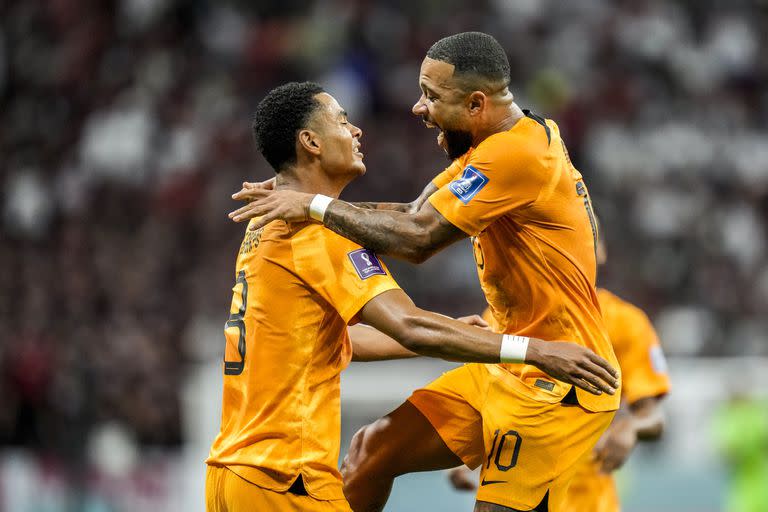 El equipo neerlandés celebra el gol de Cody Gakpo ante Qatar