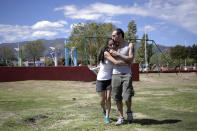 En esta fotografía del 14 de marzo de 2017, los migrantes sirios Lana S. y Majd M. caminan abrazados en un parque en La Punta, Argentina. Las autoridades en la Agencia de las Naciones Unidas para los Refugiados, así como las autoridades de la provincia de San Luis, insistieron en que los sirios aceptados en el programa de migrantes sólo fueran identificados por su nombre de pila y la inicial de su apellido debido a preocupaciones por la seguridad de sus parientes que aún están en Siria. (AP foto/Nicolás Aguilera)