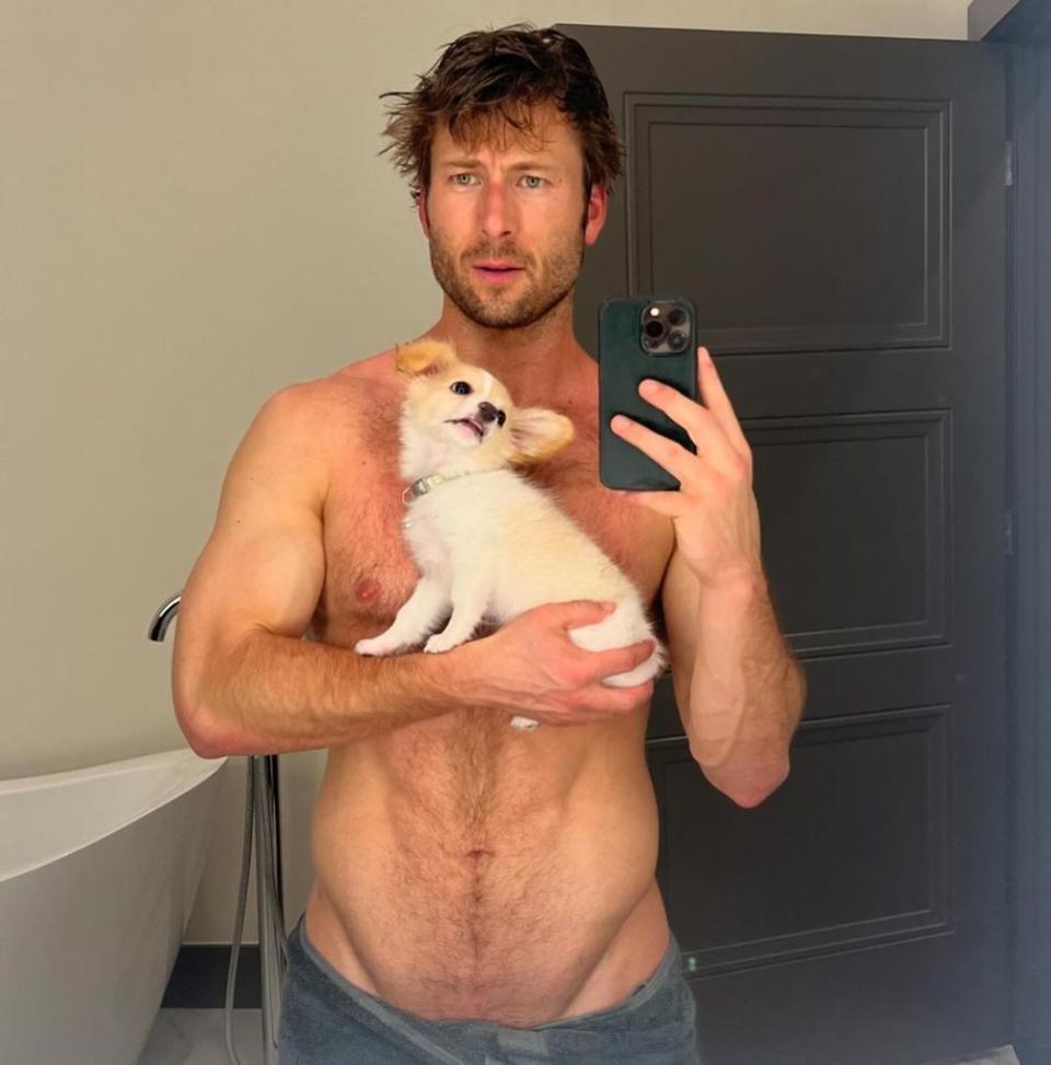 Glen Powell y su perro. Julio 2024