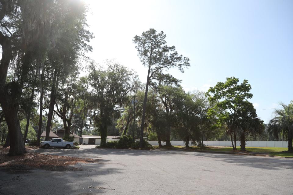 The city of Savannah owns a lot next to the La Vida Golf Club, which is currently being used as an overflow parking lot on Windsor Road and Largo Drive.