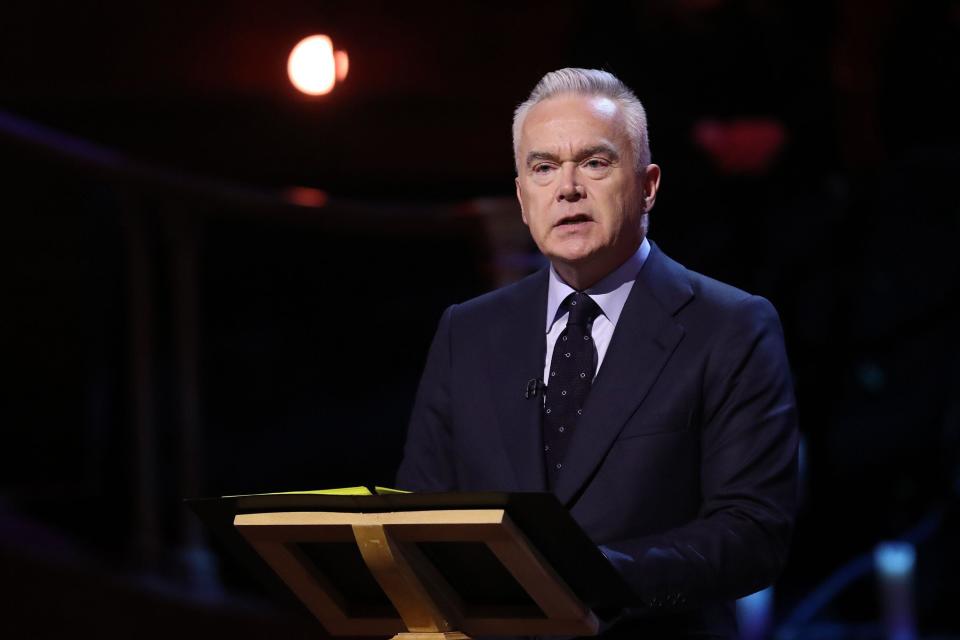 Foto del archivo fechada el 27/01/2020 del lector de noticias de la BBC Huw Edwards hablando durante la ceremonia conmemorativa del día del Holocausto en el Reino Unido en Central Hall en Westminster, Londres.  Edwards ha sido nombrado por su esposa Vicky Flind como el presentador de la BBC suspendido luego de las acusaciones de que pagó a un adolescente decenas de miles de libras por imágenes sexualmente explícitas en un comunicado emitido en su nombre.  La Policía Metropolitana ha dicho que el presentador no ha cometido ningún delito.  Fecha de emisión: miércoles 12 de julio de 2023.