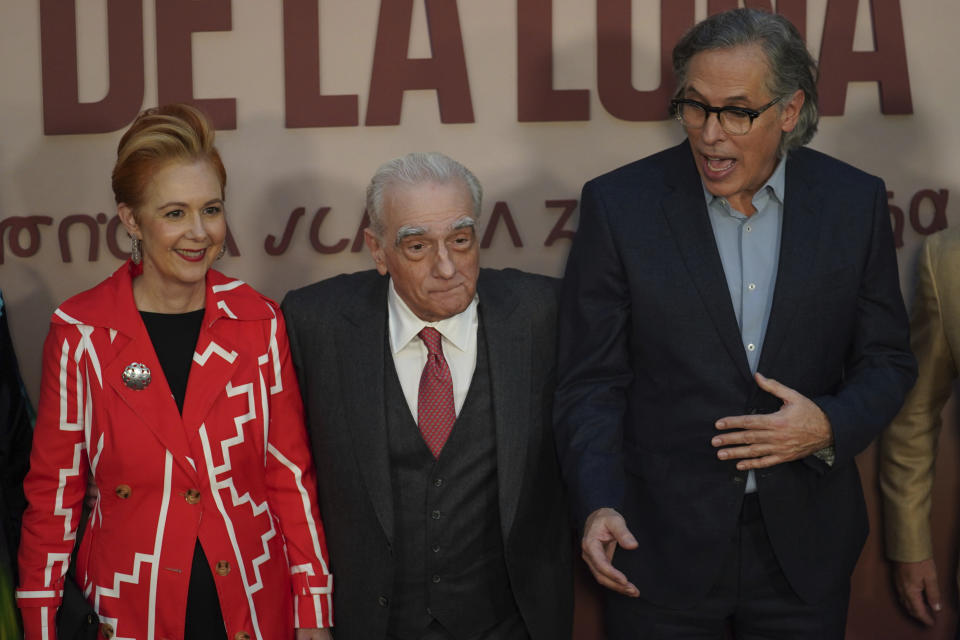 La productora ejecutiva Marianne Bower, izquierda, el guionista y director Martin Scorsese, centro, y el director de fotografía Rodrigo Prieto posan en la alfombra roja de su película "Killers of the Flower Moon", en la Ciudad de México, el 11 de octubre de 2023. (Foto AP /Marco Ugarte)