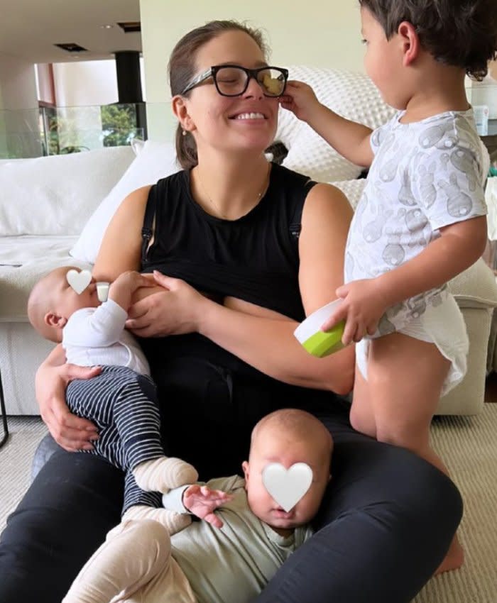 Ashley Graham con sus tres hijos 