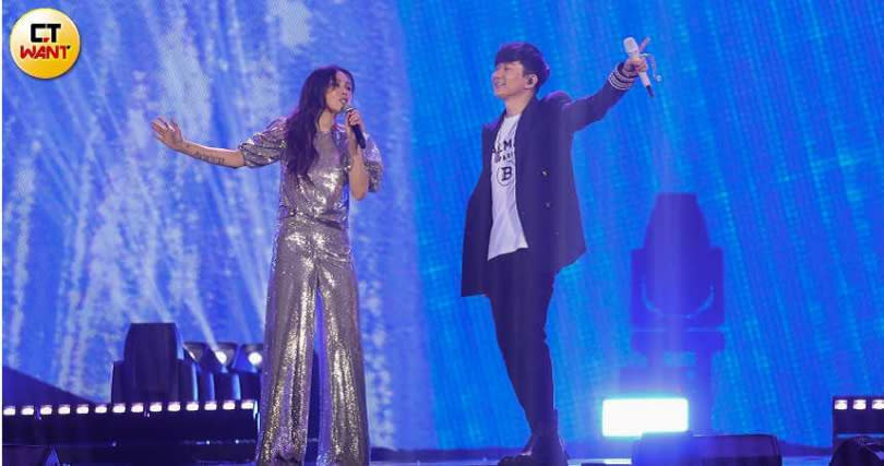 蔡健雅與林俊傑合唱〈修煉愛情〉。