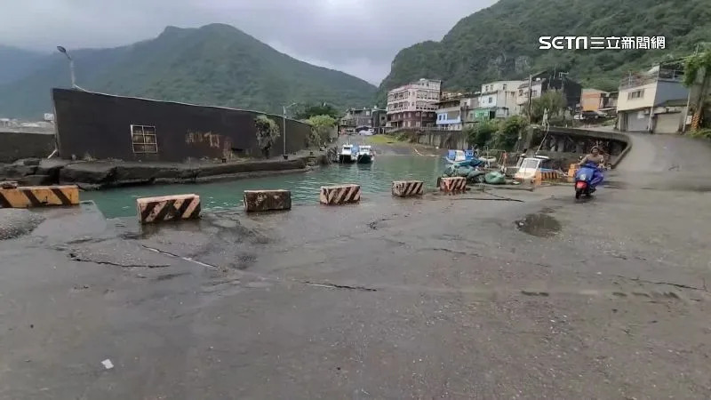 當時車子墜海的事發地現在已經加裝石墩。