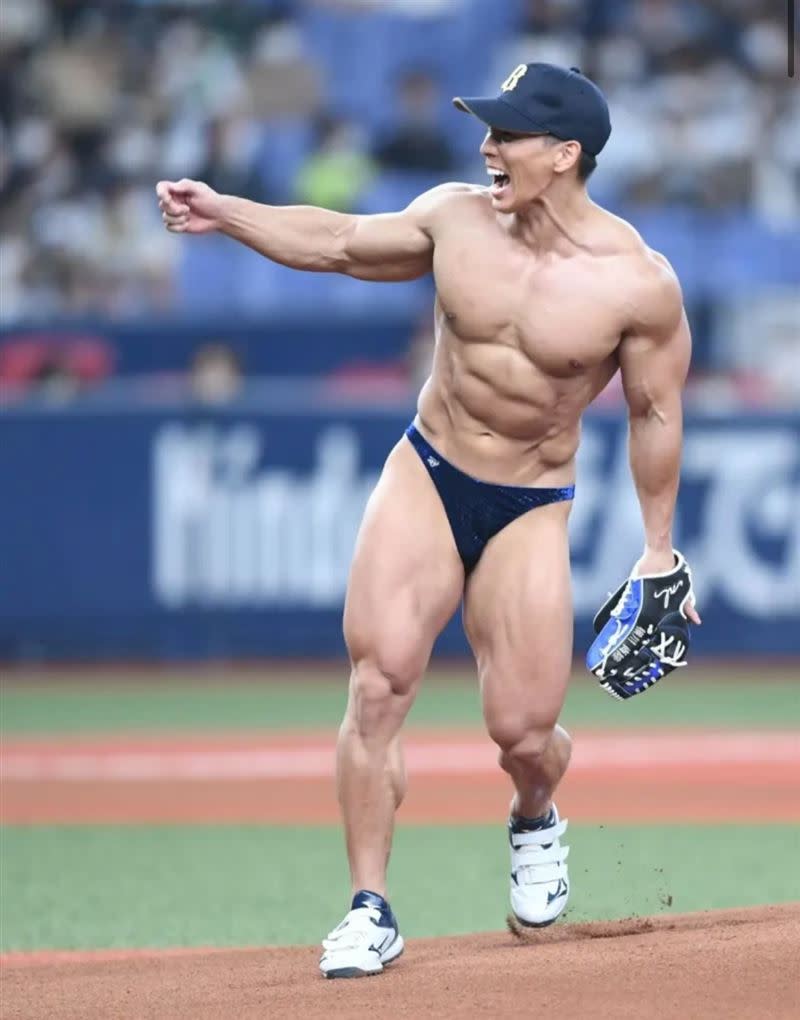 男星横川尚隆投出132公里快速直球，不過大暴投球飛過捕手頭上。（圖／翻攝自横川尚隆推特）