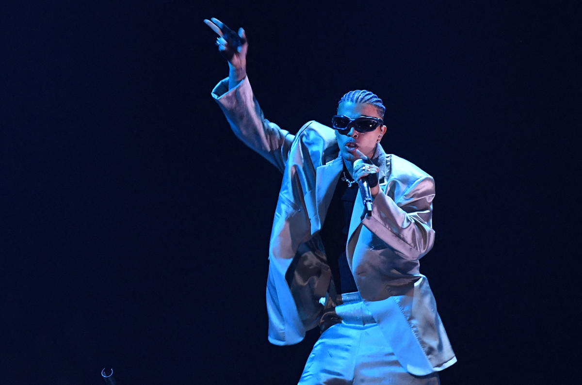 Rauw Alejandro Performs Eclectic Medley at 2022 Latin Grammys