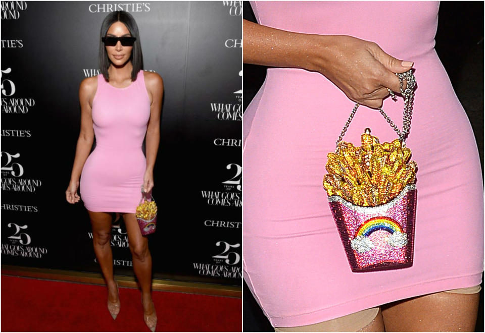 <p>Fue el pasado 21 de agosto cuando Kim Kardashian apostó por un <em>clutch</em> de Judith Leiber con forma de patatas fritas. ¿Su precio? 5.695 dólares (4.859 euros). (Foto: Getty Images / Gtres). </p>