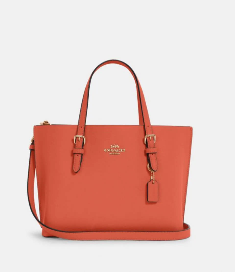 Bolso Mollie 25 en color mango (Foto de Coach Outlet).