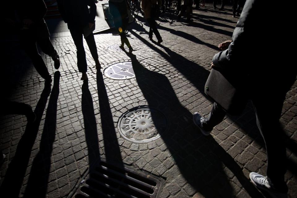 Pedestrians walk along Wall Street near the New York Stock Exchange (NYSE) in New York, U.S. Photographer: Michael Nagle/Bloomberg