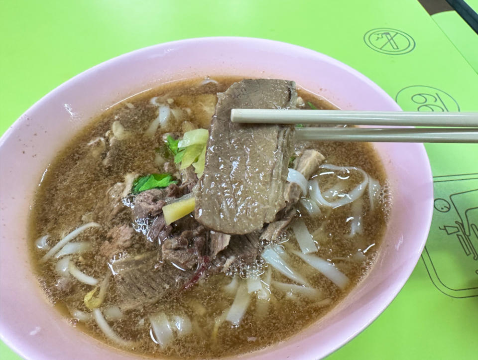 bugis long house lim kee beef noodles - beef brisket ho fun