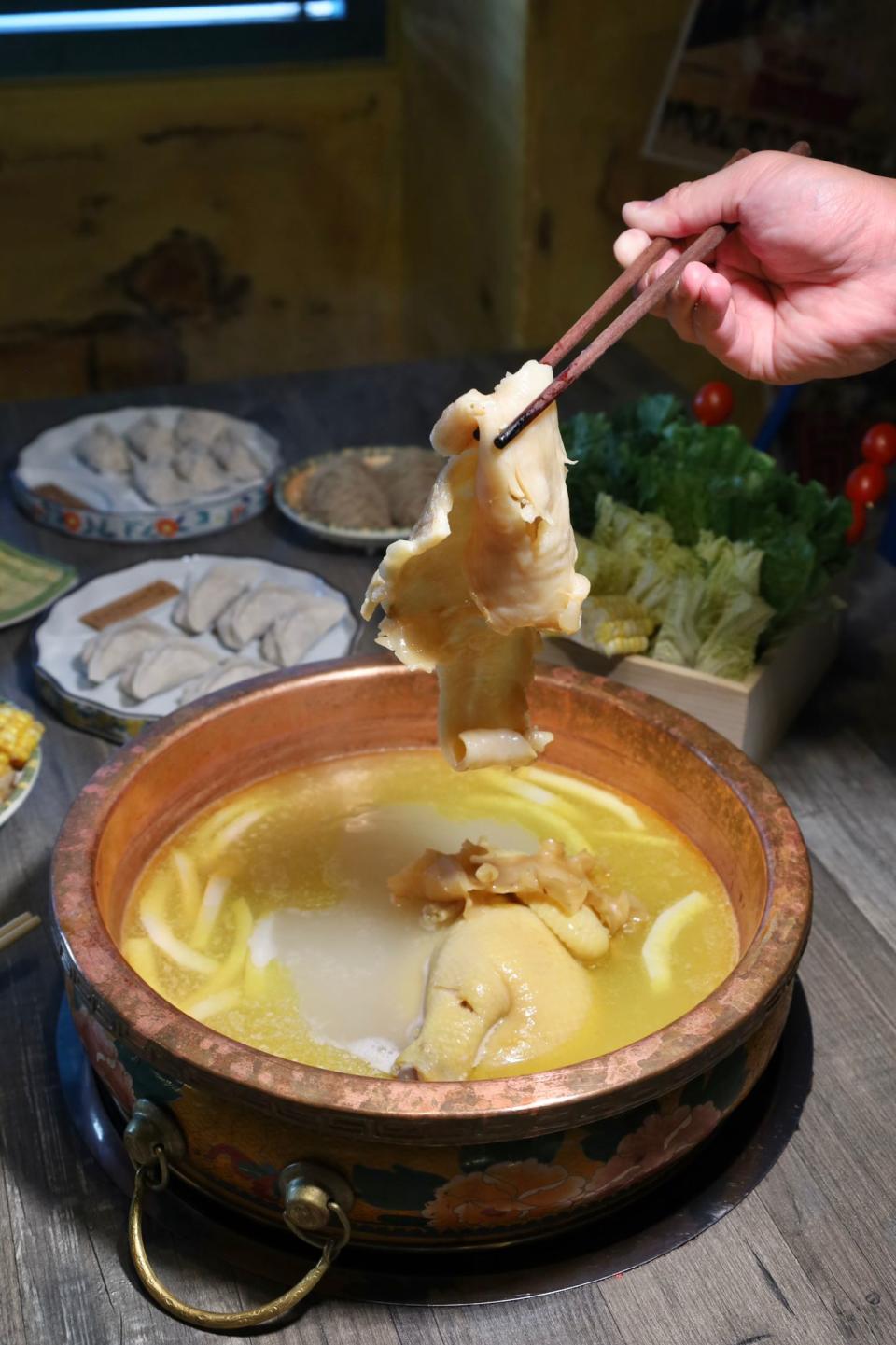 灣仔美食〡起鍋養生滋補火鍋湯底配東南亞風味配料！椰子花膠螺片雞湯/騸牯牛牛極盤/香葉肉碎餃