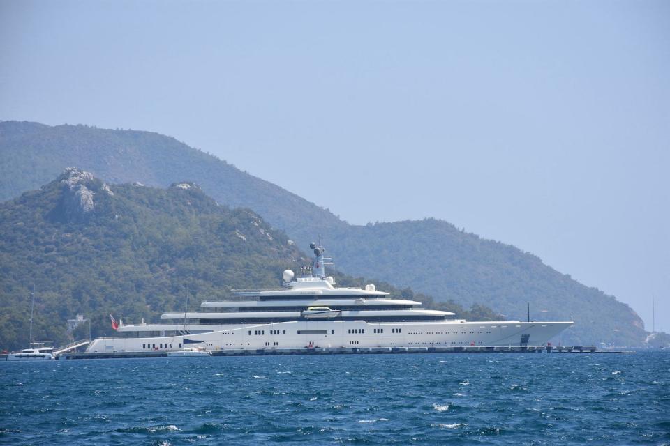 Die Eclipse, Luxusyacht des Milliardärs Roman Abramovic hat schon öfter für Aufrur gesorgt. Hier liegt sie im Hafen in der Türkei – wie viele Schiffe seiner Kollegen. - Copyright: Sabri Kesen/Anadolu Agency via Getty Images