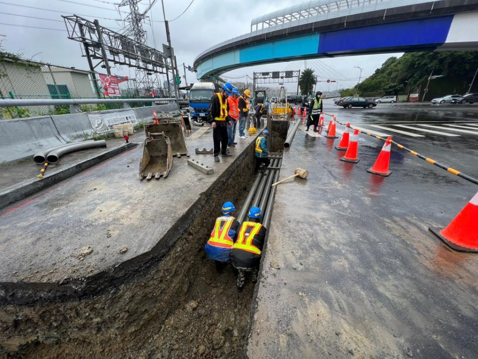 《圖說》台電配合清水引入工程於新北環快道路上施作管線工程。〈水利局提供〉