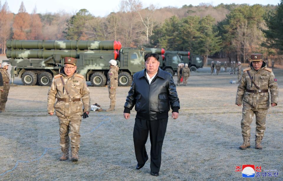 北韓官媒公布領導人金正恩現場視察發射超大型火箭砲的照片。路透社