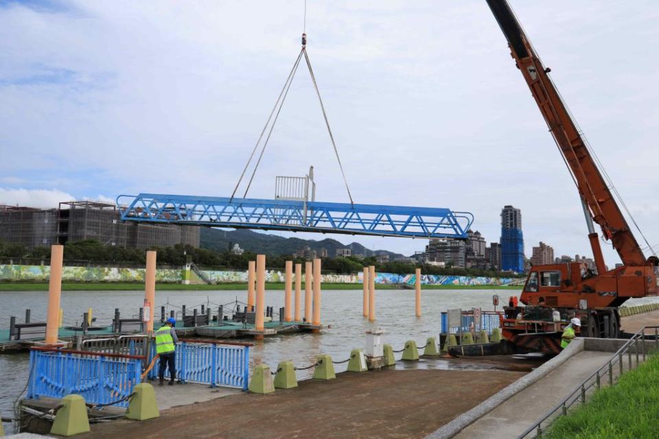 山陀兒颱風來勢洶洶，已開始進行北市河濱設施，碼頭引橋、浮筒碼頭與景觀廁所和貨櫃等撤離作業。（台北市政府工務局水利工程處提供）