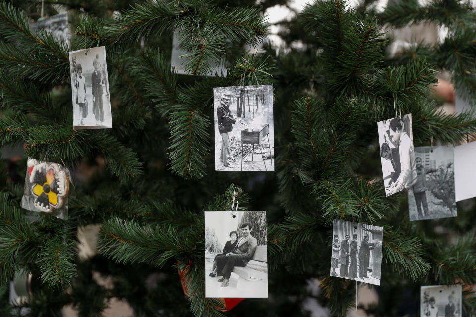 L'albero è stato installato nell'ambito di una campagna voluta dall'Associazione dei tour operator di Chernobyl. Ad addobbarlo sono stati gli ex residenti della cittadina, che hanno portato anche loro decorazioni. (REUTERS/Valentyn Ogirenko)