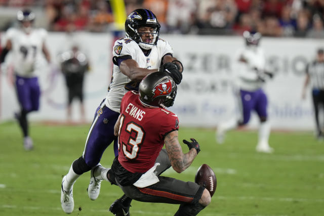 NFL: Lamar Jackson shines as Ravens beat struggling Bucs - Los Angeles Times