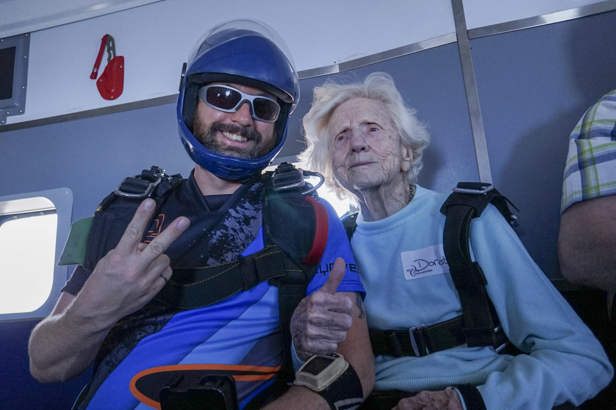 Dorothy Hoffner, de 104 años, con el instructor Derek Baxter justo antes de un salto en paracaídas en Ottawa, Illinois, el 1.° de octubre de 2023. (Daniel Wilsey High Flight vía The New York Times)

