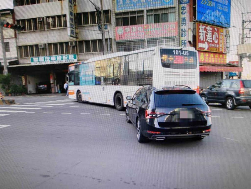 台中市五權西路、忠勇路口今天下午發生一起公車撞上行人的事故，且後方自小客車因閃避不及撞上公車。（圖／民眾提供）