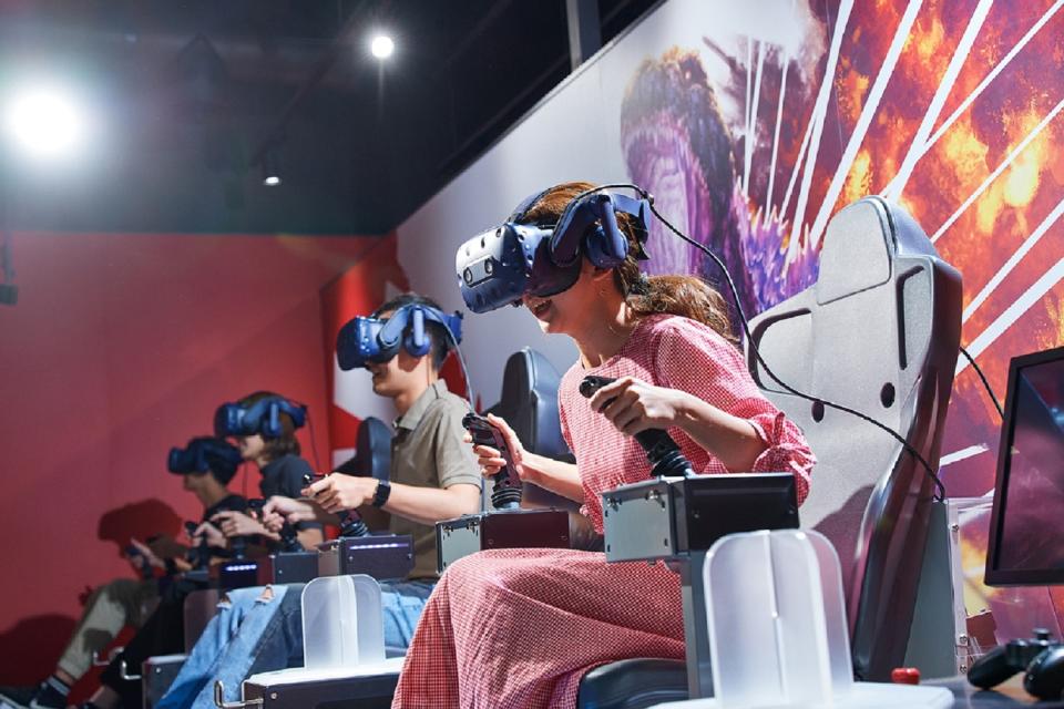 「新莊宏匯廣場」，不僅匯集12個影廳、76個餐飲食品、超過300個品牌，還有日本獨家引進VR主題遊樂園，新穎的VR ZONE 虛擬實境吸引許多大小朋友體驗。   圖：新北市經發局提供