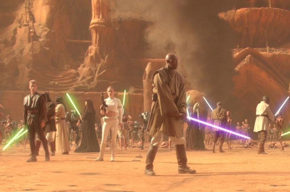 Samuel L. Jackson wollte neben einer Millionengage nur eins für seine Rolle in "Star Wars: Episode II - Angriff der Klonkrieger" (2002): ein lila Lichtschwert. George Lucas war anfangs irritiert, willigte aber ein. Jedi-Meister Mace Windu ist dadurch jederzeit im Getümmel sichtbar ... Jackson behauptet zudem, dass auf seiner Waffe "bad motherf***er" eingraviert war. (Bild: Fox / Lucasfilm Ltd. & TM / Disney All rights reserved)