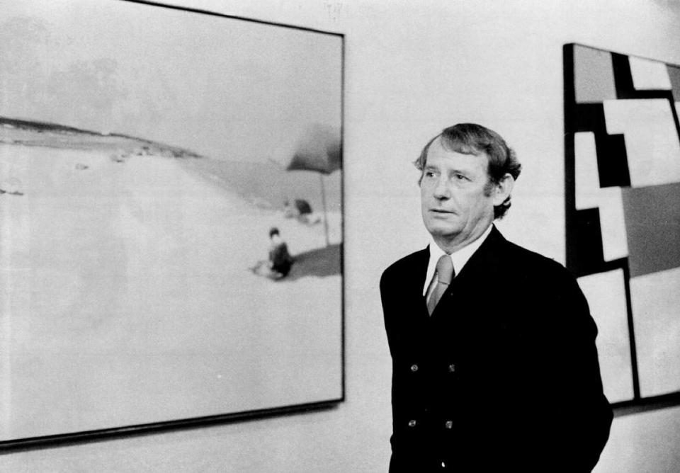 Painter Wayne Thiebaud, a professor at UC Davis, looks at an exhibit of paintings by local artists at the Crocker Art Museum in 1973.