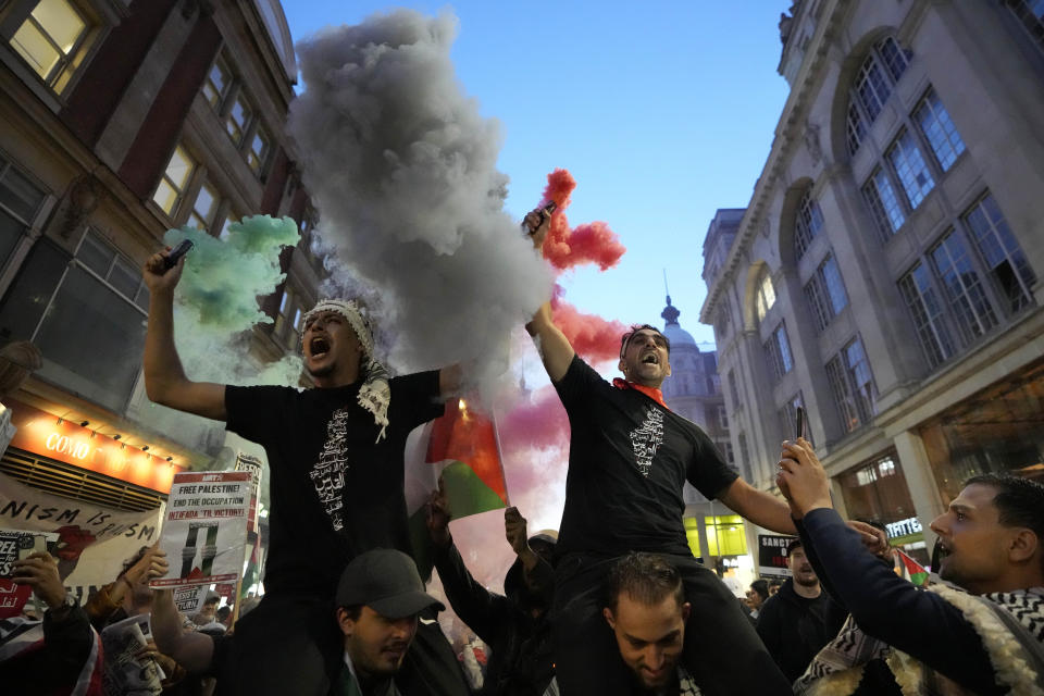 Manifestantes propalestinos encienden bengalas durante una marcha en Londres, el lunes 9 de octubre de 2023, dos días después de que combatientes de Hamas lanzaran un ataque en varios frentes contra Israel. (AP Foto/Kirsty Wigglesworth, Archivo)