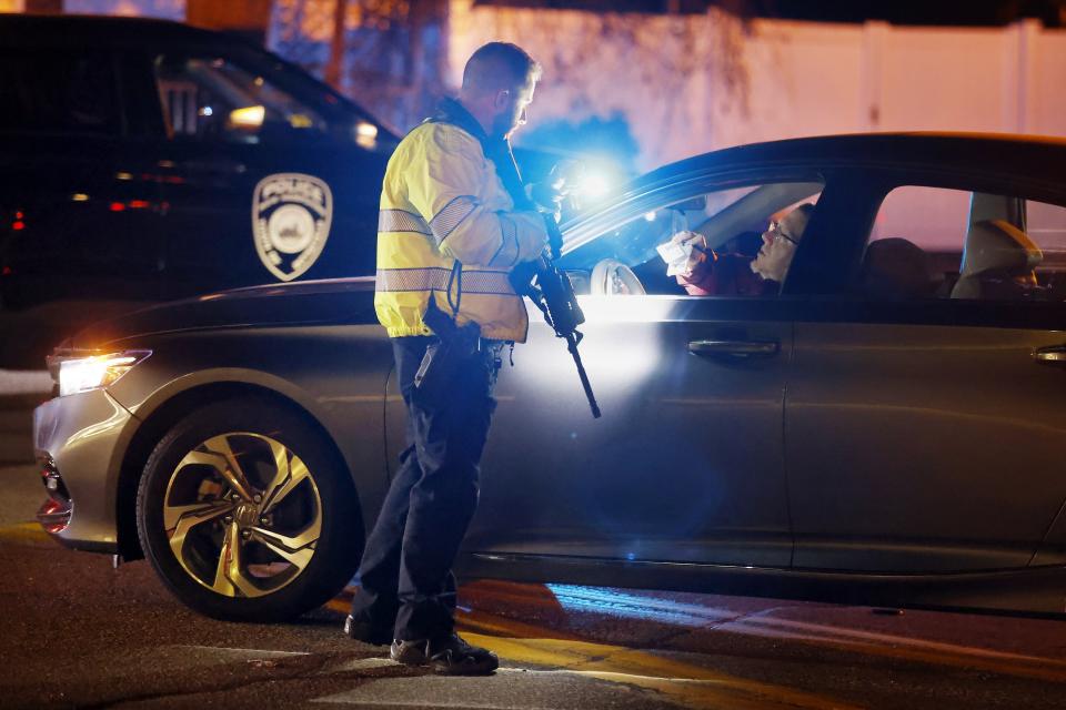 La presencia policial luego que un hombre mató a tiros a un guardia de seguridad de un hospital psiquiátrico en Concord, Nueva Hampshire, el 17 de noviembre de 2023. . (Foto AP/Michael Dwyer)