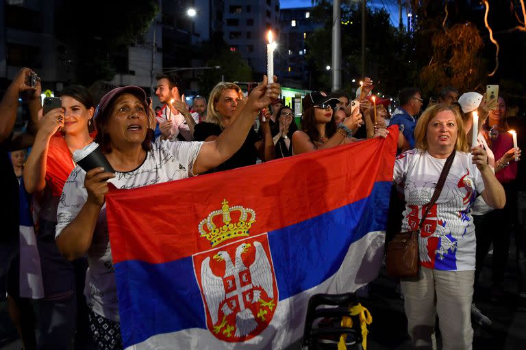 La comunidad serbia local se reunió frente a un hotel donde Novak Djokovic está retenido en Melbourne 