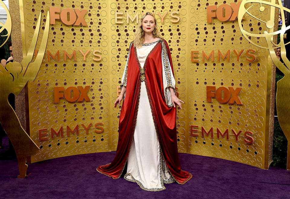 Como una emperadora de la antigua Roma y vestida de Gucci, así llegaba la estrella de 'Juego de Tronos' a la 71 edición de los Emmy. (Foto: Jeff Kravitz / Getty Images)