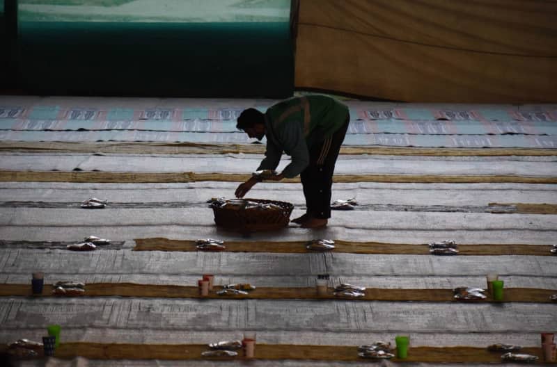 A man prepares food for people to break their fast, outside a mosque during holy month of Ramadan. Masjid-e-Bilal (RDA) in Srinagar offers Iftar to more than 500 individuals daily during the sacred month of Ramadan. Firdous Nazir/eyepix via ZUMA Press Wire/dpa