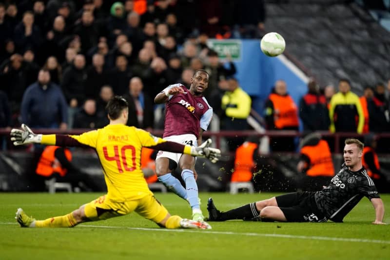 Aston Villa's Jhon Duran (C) shoot wide as Ajax's goalkeeper Diant Ramaj looks on during the UEFA Europa League Round of 16, second leg soccer match between Aston Villa and Ajax at Villa Park. Nick Potts/PA Wire/dpa