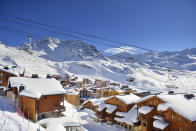 <h2>Au programme</h2><p>L’hiver dernier, Val Thorens a ouvert une nouvelle tyrolienne double qui survole les pistes et atterrit en plein cœur de la station, après 200 mètres de dénivelé. Installé dans un baudrier, les skis sur le dos, on s’élance pour un survol de 1800 mètres avec une hauteur atteignant 65 mètres au-dessus des pistes. Emotions garanties !</p><p>L’Ice Driving Academy réunit de son côté la famille sur une piste de kart totalement givrée.</p><p>Cosmo Jet est la plus longue piste de luge de France. Les vacanciers sont plongés dans un nouvel univers ponctué de son et de lumière tout au long des 6 kilomètres de descente. Une expérience inoubliable !</p><h2>Où dormir ?</h2><p>À l’Altapura 5*, on pense aux parents et aux enfants. Pendant que les parents profitent de la piscine, les enfants se retrouvent pour jouer au baby-foot dans leur Kid’s Corner dédié. On y fait la sieste dans les poufs géants ou on participe aux jeux organisés par le Kid’s Concierge.</p><p> <a href="https://www.altapura.fr/fr?gclid=CjwKCAiA7vTiBRAqEiwA4NTO68F1m58MldWvkV_vauuw82SD8hddD9SzRhGX6DEOpoV7F8WNHxhncRoCCvsQAvD_BwE" rel="nofollow noopener" target="_blank" data-ylk="slk:Plus d’informations ici.;elm:context_link;itc:0;sec:content-canvas" class="link ">Plus d’informations ici.</a></p><br>