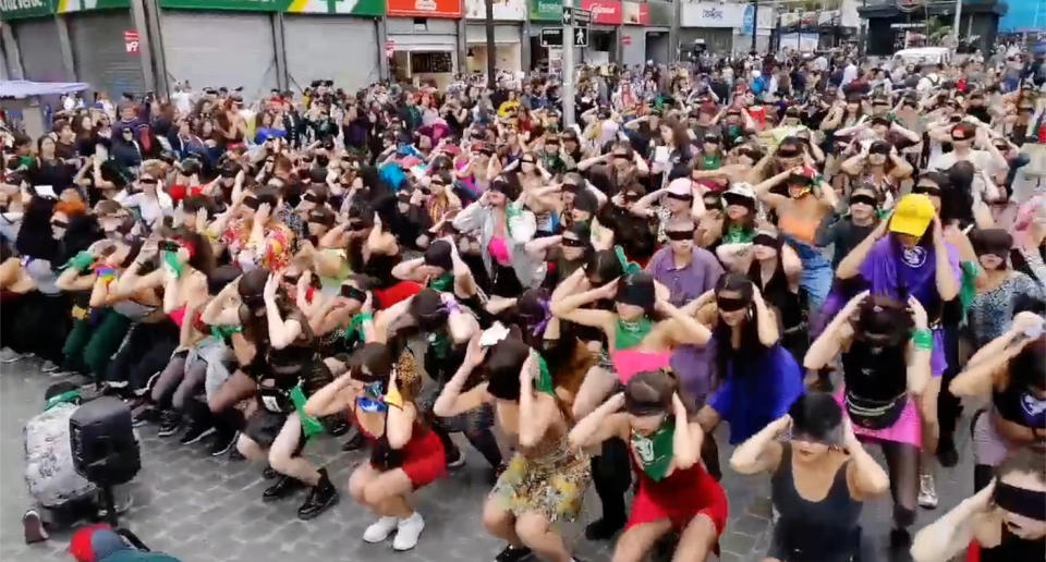 El colectivo feminista chileno Lastesis ha realizado una performance en la plaza de Armas de Santiago. (Crédito: Facebook/Carla Motto)