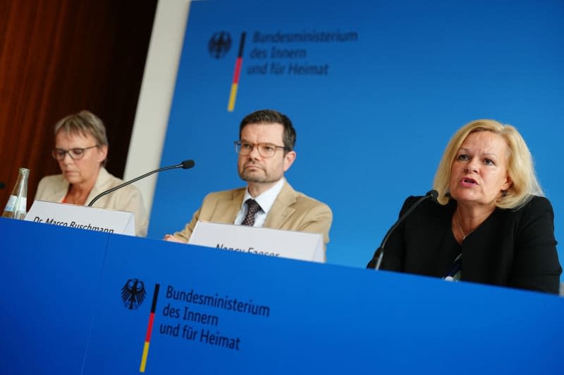 Nancy Faeser (R), German Federal Minister of the Interior and Home Affairs, Marco Buschmann, German Federal Minister of Justice, and Anja Hajduk, State Secretary of the Federal Ministry of Economic Affairs, present a security package following the knife attack in Solingen. Kay Nietfeld/dpa